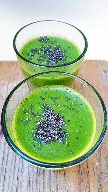 Zielone smoothie z jarmużu i szpinaku z cytryną