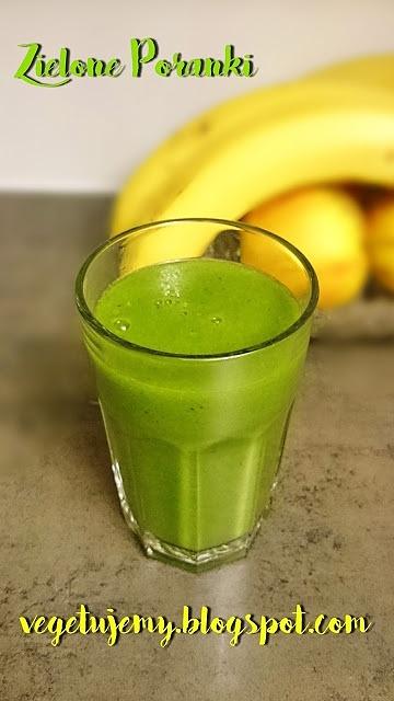Zielony smoothie z roszponką i kiwi na śniadanie