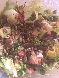 Sałatka z łososiem wędzonym i pesto