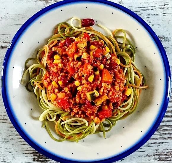 Vege obiad z makaronem i sosem meksykańskim
