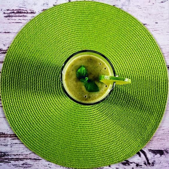 Miętus smoothie z bananem i awokado