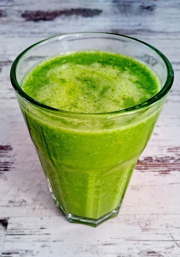 Graj w zielone smoothie ze szpinakiem, mango i gruszką