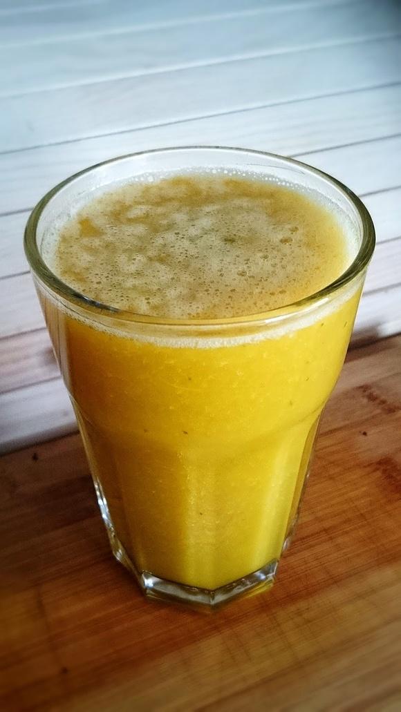 Smoothie bananowe z pietruszką i pomarańczą