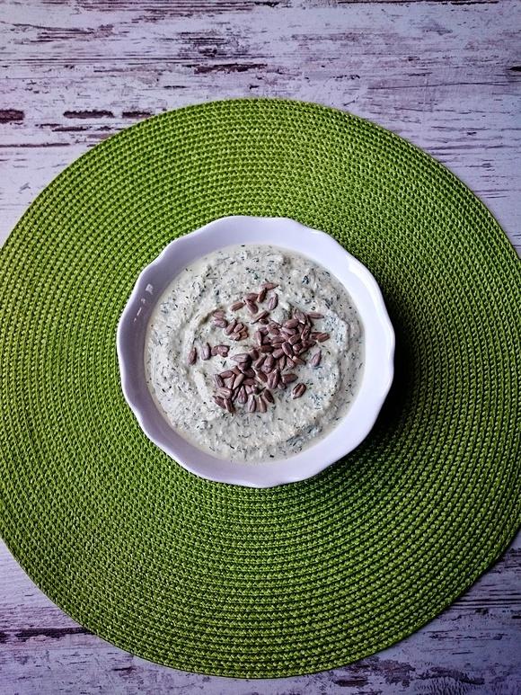 Pasta z zielonego ogórka i tofu na kanapkę