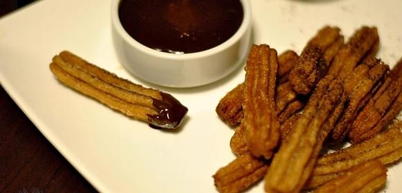 Churros z sosem czekoladowym