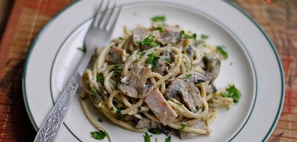 Spaghetti z pieczarkami i szynką