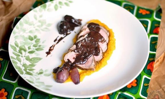 Polędwiczka wieprzowa z sosem czekoladowym na puree z dyni