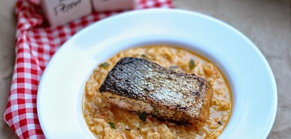 Pieczony łosoś z risotto i pomidorami