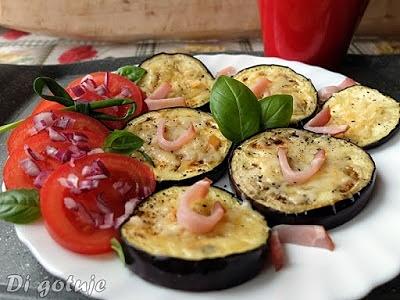 Grillowany bakłażan z wędzoną mozzarellą i pomidorami z bazylią