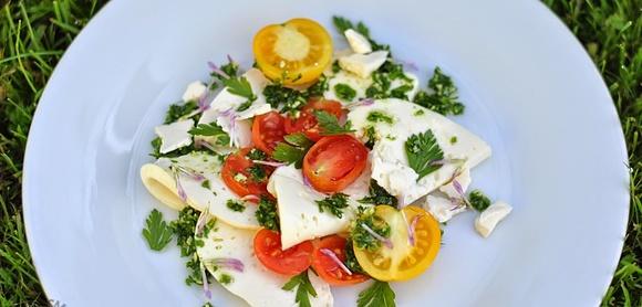 Caprese z serem korycińskim i pomidorami