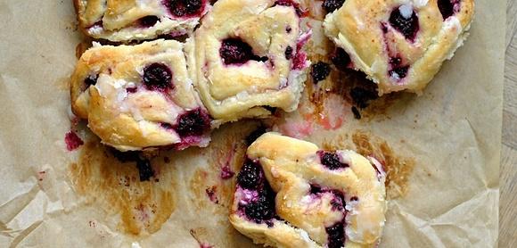 Drożdżówki z twarożkiem i jeżynami