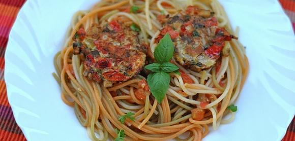 Spaghetti z pomidorami i warzywnymi kotlecikami