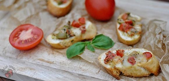 Bruschetta z pomidorami, mozzarellą i oliwkami