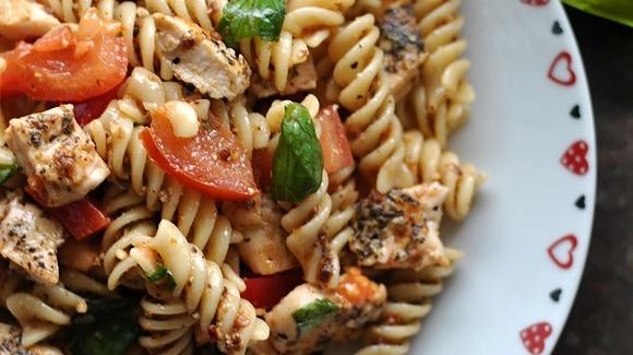 Sałatka makaronowa z pesto i grillowanym kurczakiem