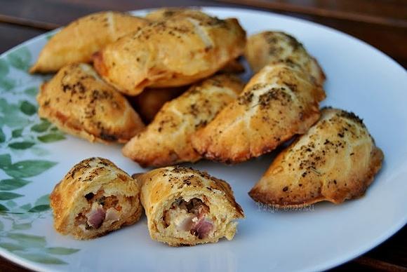 Pieczone pierożki z wytrawnym farszem