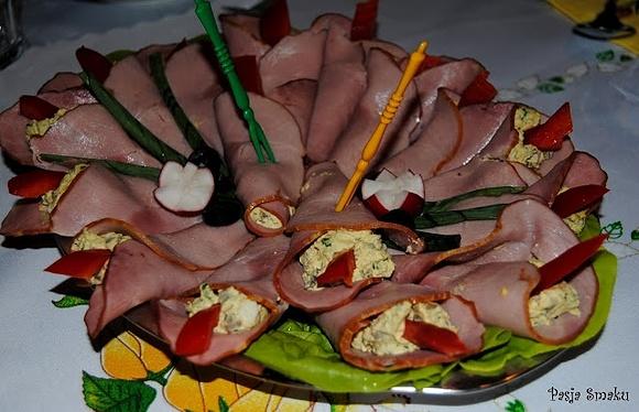 Ruloniki z szynki faszerowane masą jajeczną