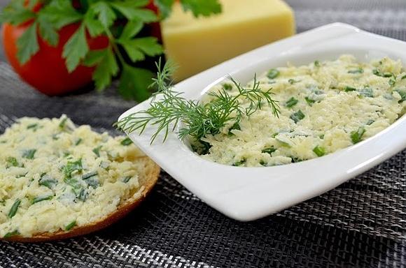Pasta z sera żółtego ze szczypiorkiem