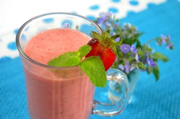 Koktajl truskawkowy z lodami na bazie jogurtu naturalnego