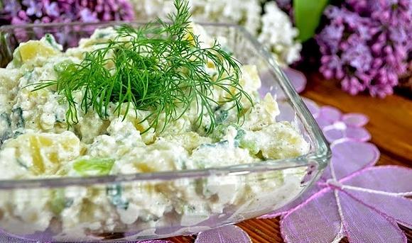 Sałatka z ziemniakami, ogórkiem i twarogiem do dań z grilla