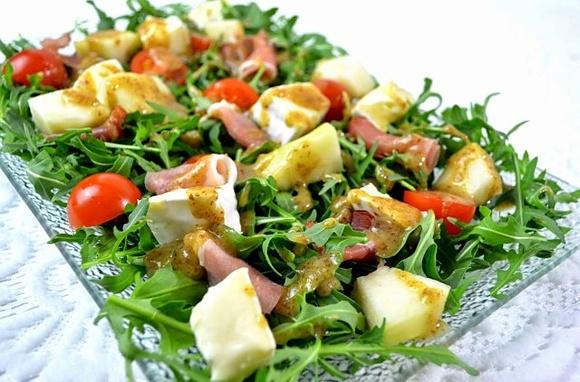 Sałatka z rukolą, szynką szwarcwaldzką i serem camembert