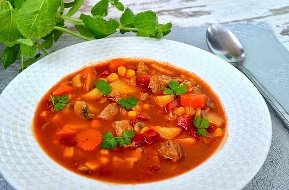 Zupa gulaszowa z warzywami i mięsem wieprzowym