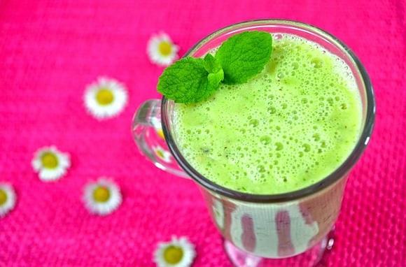Koktajl z kiwi i jabłka z jogurtem i miętą