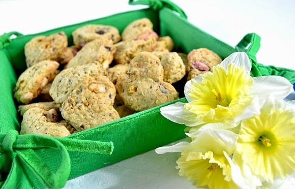 Ciasteczka z czekoladą i cukierkami z orzechami
