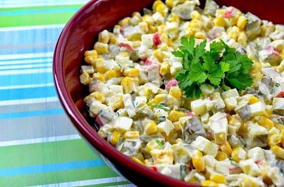 Sałatka z paluszkami surimi i warzywami