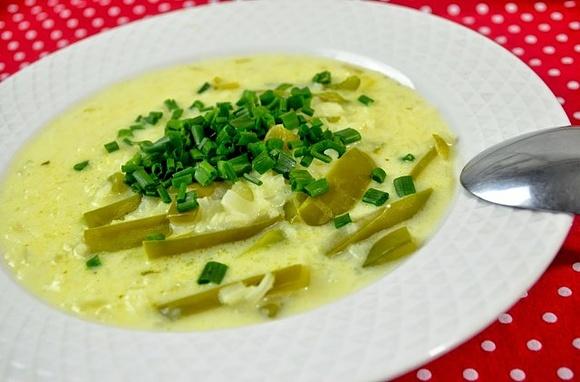 Zupa z zielonej papryki na wywarze warzywnym z ryżem