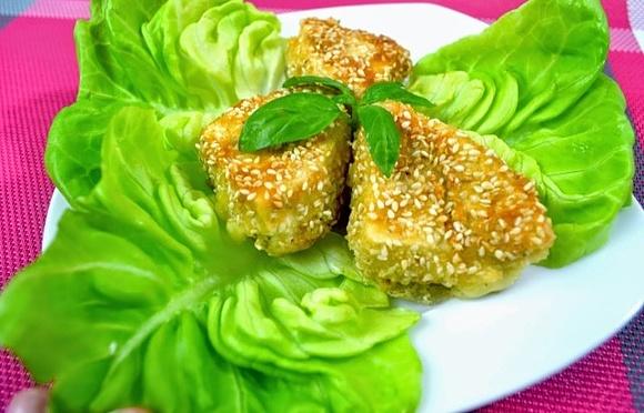 Smażony ser Camembert z sezamem jako przekąska