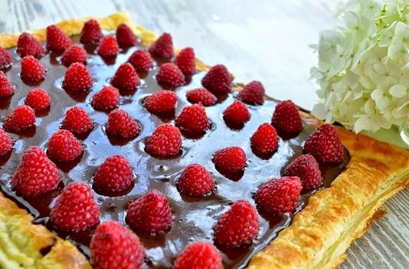 Tarta z ciasta francuskiego z czekoladą i malinami