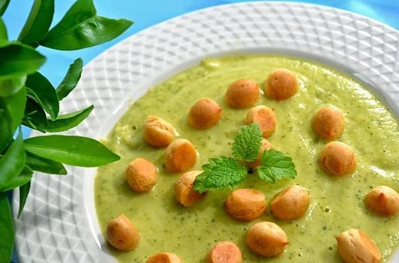 Zupa krem z cukinii z czosnkiem cebulą i serkiem topionym