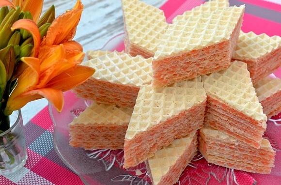 Wafle z masą śmietankowo-truskawkową