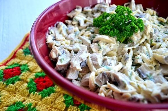 Sałatka z pieczarkami i serem żółtym na grillowe imprezy