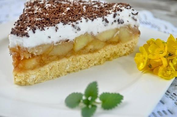 Szarlotka bez pieczenia z jabłkami i lodami