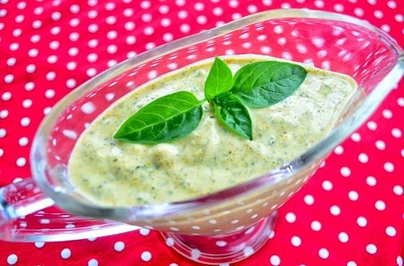Szybki sos do grilla z jogurtu, czosnku i curry