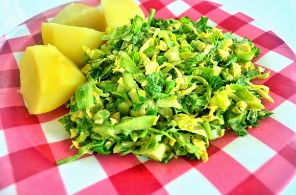 Surówka z młodej kapusty z natką pietruszki i curry