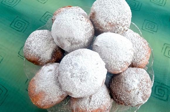 Domowe pączki z marmoladą i cukrem pudrem