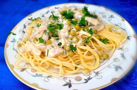 Spaghetti z groszkiem i pieczarkami