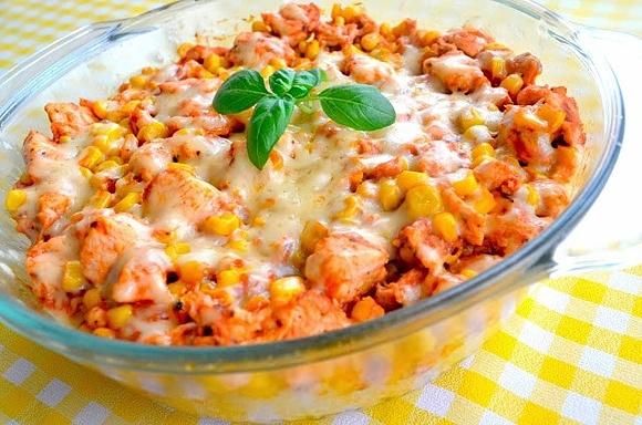 Zapiekanka z kurczakiem, ryżem i kukurydzą