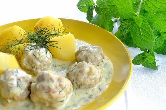 Pulpety w sosie koperkowym z ziemniakami i surówką