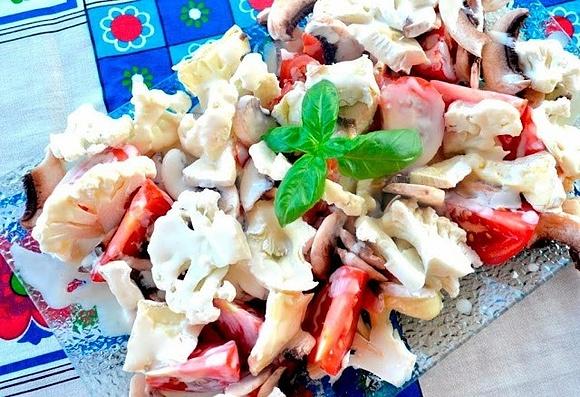 Sałatka z kalafiorem, serem camembert i pomidorem
