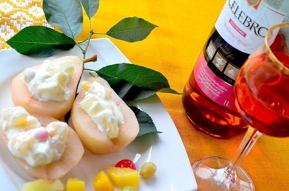Gruszki w winie z serkiem i owocami – romantyczny podwieczorek