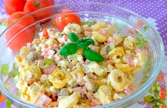 Sałatka z tortellini i warzywami