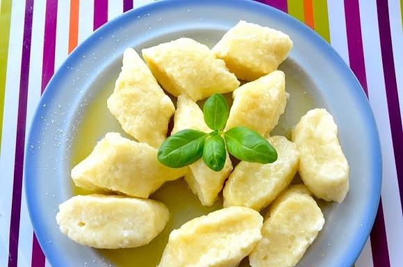 Pierogi leniwe z masłem i cukrem