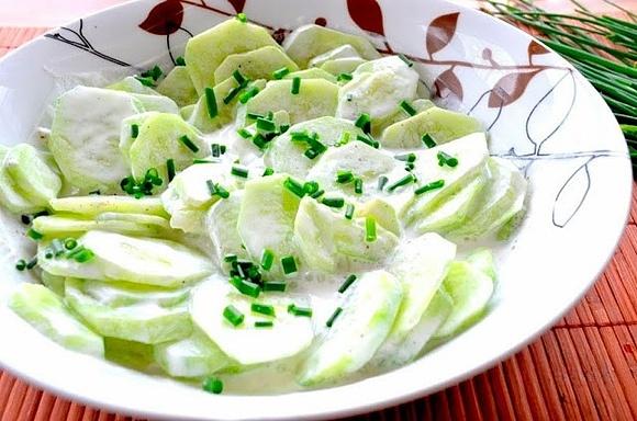 Mizeria z śmietaną i szczypiorkiem