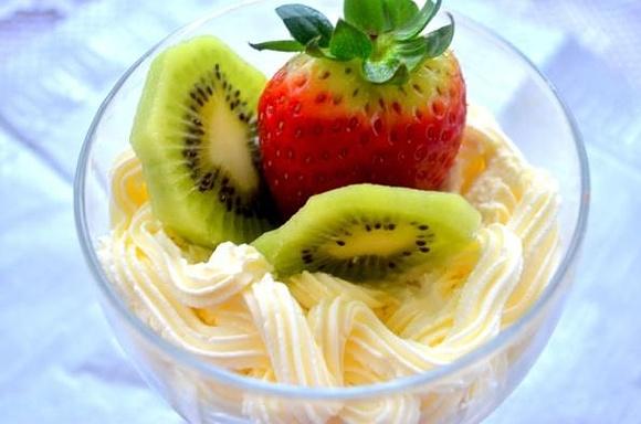 Deser z mascarpone, truskawką i kiwi
