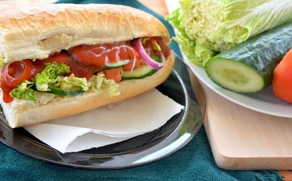 Domowy hot dog w bagietce z warzywami