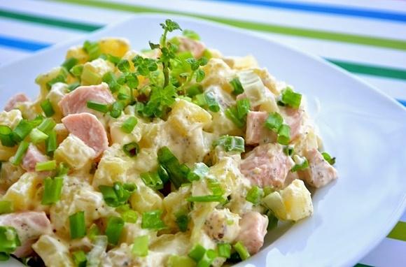 Sałatka z parówek i ziemniaków
