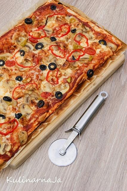 Pizza na cieście francuskim z kurczakiem